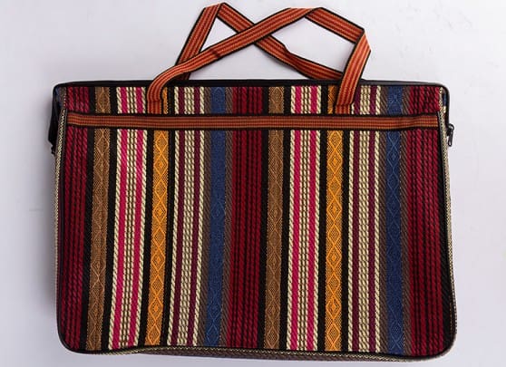 تصویر 3 از کیف گلیمی سنتی با حفظ اصالت تاریخی و ساختار وفادار به ریشه ها